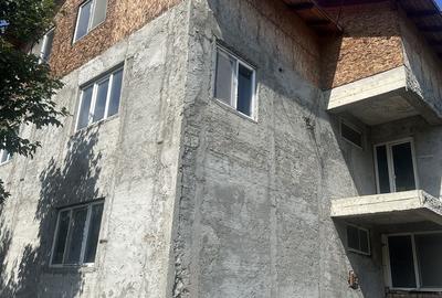 Casă cu 6 camere cu Teren 1430 Mp în Central