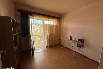 Apartament cu 3 camere decomandat în Vitrometan