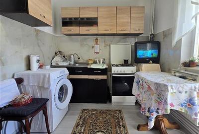 Apartament cu 3 camere decomandat în Nicolina