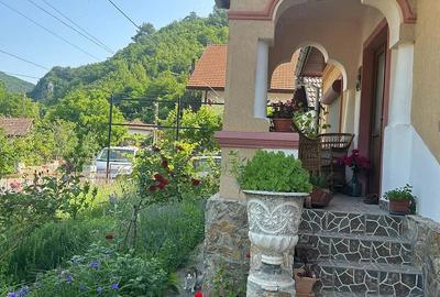 Casă cu 4 camere cu Teren 950 Mp în Central