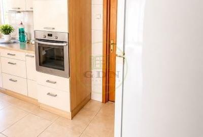 Casă cu 6 camere cu Teren 1180 Mp în Tractorul