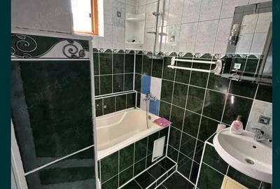 Apartament cu 3 camere decomandat în Școlilor