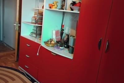 Apartament cu 3 camere semidecomandat, mobilat în Central