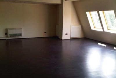 Apartament cu 4 camere semidecomandat în Casin
