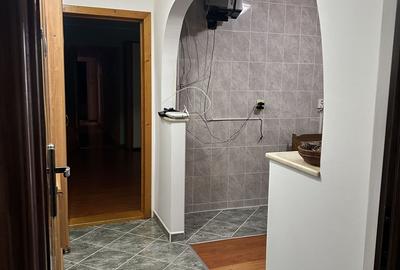 Apartament cu 3 camere semidecomandat, mobilat în Orizont