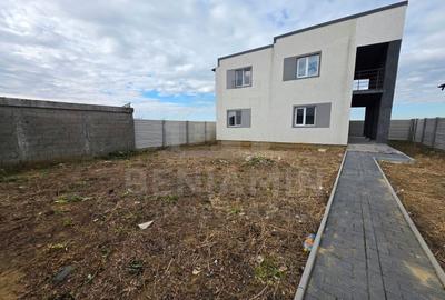 Casă cu 5 camere cu Teren 346 Mp în Exterior Est