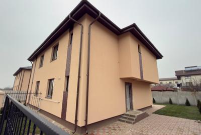 Duplex cu 4 camere cu Canalizare în Central - 1