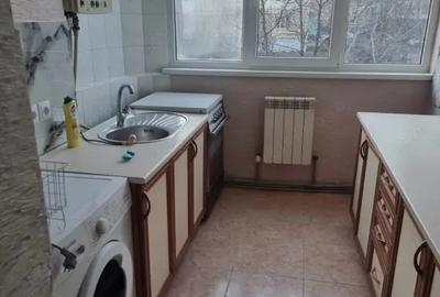 Apartament cu 3 camere semidecomandat în Apărătorii Patriei