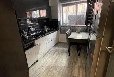 Apartament cu 3 camere decomandat în Tractorul - 4
