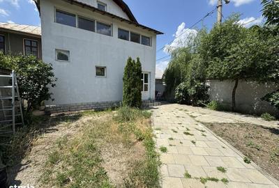 Casă cu 4 camere în Regie