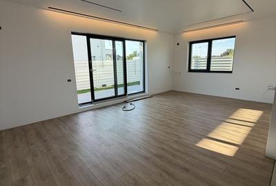 Casă cu 4 camere în 1 Decembrie
