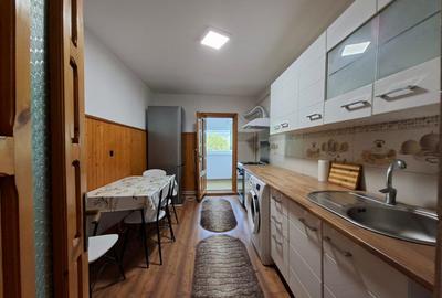 Apartament cu 3 camere decomandat în Coman