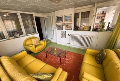 Apartament cu 3 camere decomandat în Sud