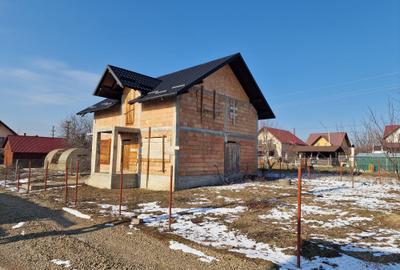 Casă individuală cu 5 camere cu Teren 400 Mp în Ipotești - 2