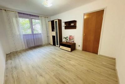 Apartament cu 3 camere decomandat în Tei