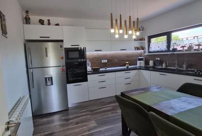 Casă cu 4 camere cu Teren 220 Mp în Lumina - 1