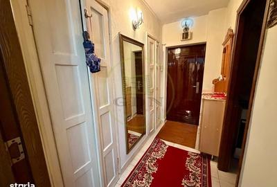 Apartament cu 3 camere semidecomandat în Calea Severinului
