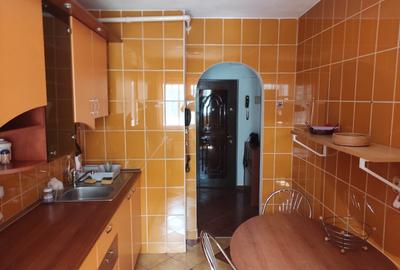 Apartament cu 3 camere semidecomandat în Titan