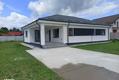 Casă cu 4 camere în Ștefănești