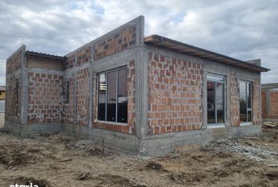 Casă cu 4 camere cu Teren 500 Mp în Domnești