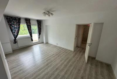 Apartament cu 3 camere semidecomandat în Berceni - 2