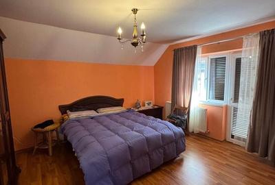 Casă cu 4 camere decomandat cu Teren 427 Mp în Central