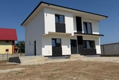 Casă cu 4 camere în Bradu
