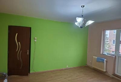 Apartament cu 2 camere semidecomandat în Simeria