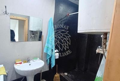 Casă individuală cu 8 camere cu Canalizare în Decebal - 5