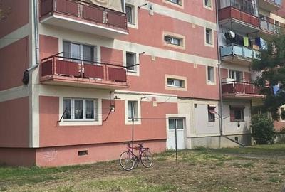 Apartament cu 4 camere decomandat în Micro 16