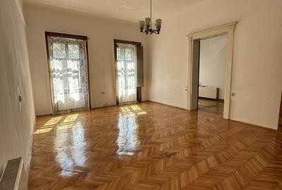 Casă cu 4 camere în Central