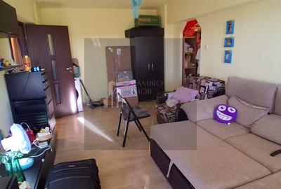 Apartament cu 3 camere semidecomandat în Gorjului
