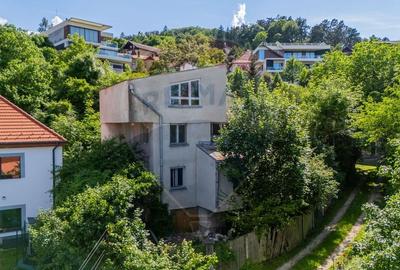 Casă individuală cu 7 camere cu Teren 1056 Mp în Brașovul Vechi - 1