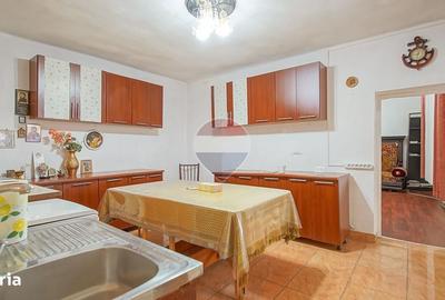 Casă cu 3 camere în Central