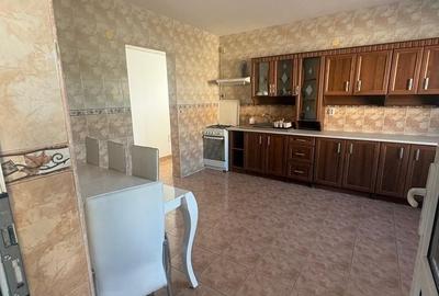 Casă cu 3 camere în Sisești