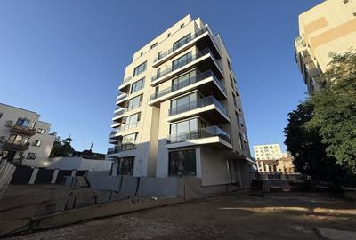 Apartament cu 3 camere semidecomandat în Moșilor