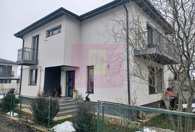 Casă cu 4 camere cu Teren 380 Mp în Joița