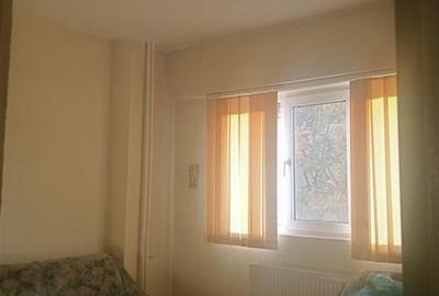 Apartament cu 4 camere semidecomandat în Rahova - 2