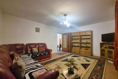Apartament cu 3 camere decomandat în Astra