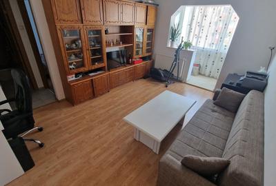 Apartament cu 3 camere semidecomandat în Tractorul - 6