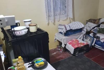Casă cu 2 camere cu Teren 1734 Mp în Central