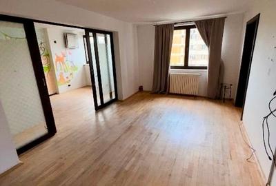 Apartament cu 4 camere semidecomandat în Crângași