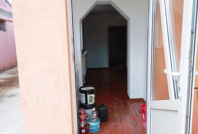 Casă cu 4 camere în Roșu