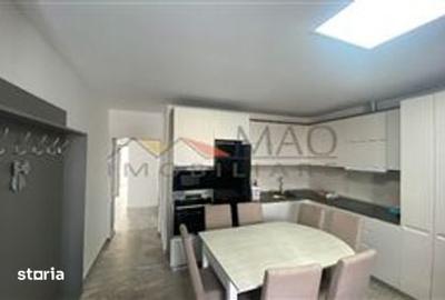 Casă cu 8 camere cu Teren 700 Mp în Semicentral