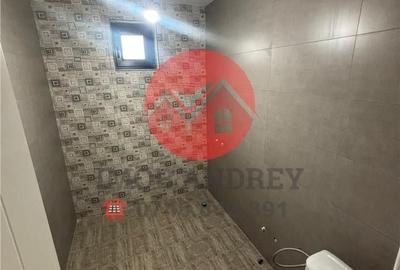 Casă cu 8 camere cu Teren 300 Mp în Central
