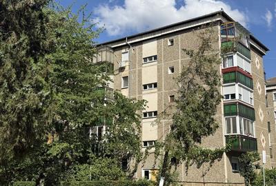 Apartament cu 3 camere decomandat în Exterior Vest