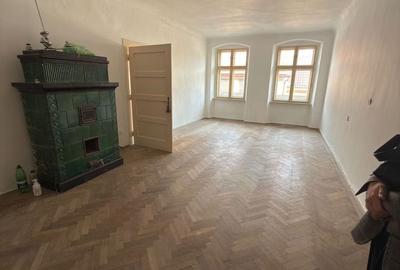 Casă cu 5 camere cu Teren 292 Mp în Tractorul