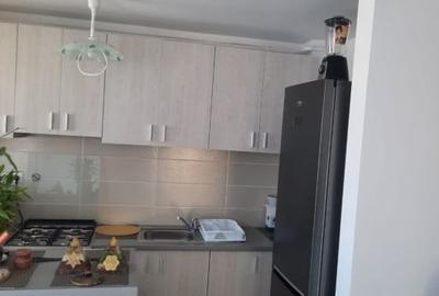 Apartament cu 3 camere semidecomandat, mobilat în Florești - 1