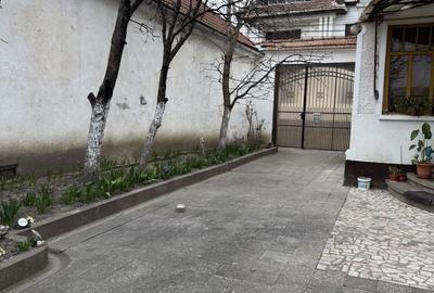 Casă cu 5 camere cu Teren 361 Mp în Central - 2