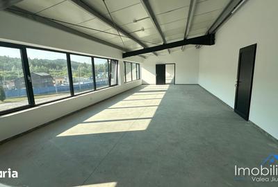 Spațiu comercial, de 550 mp, în Petros